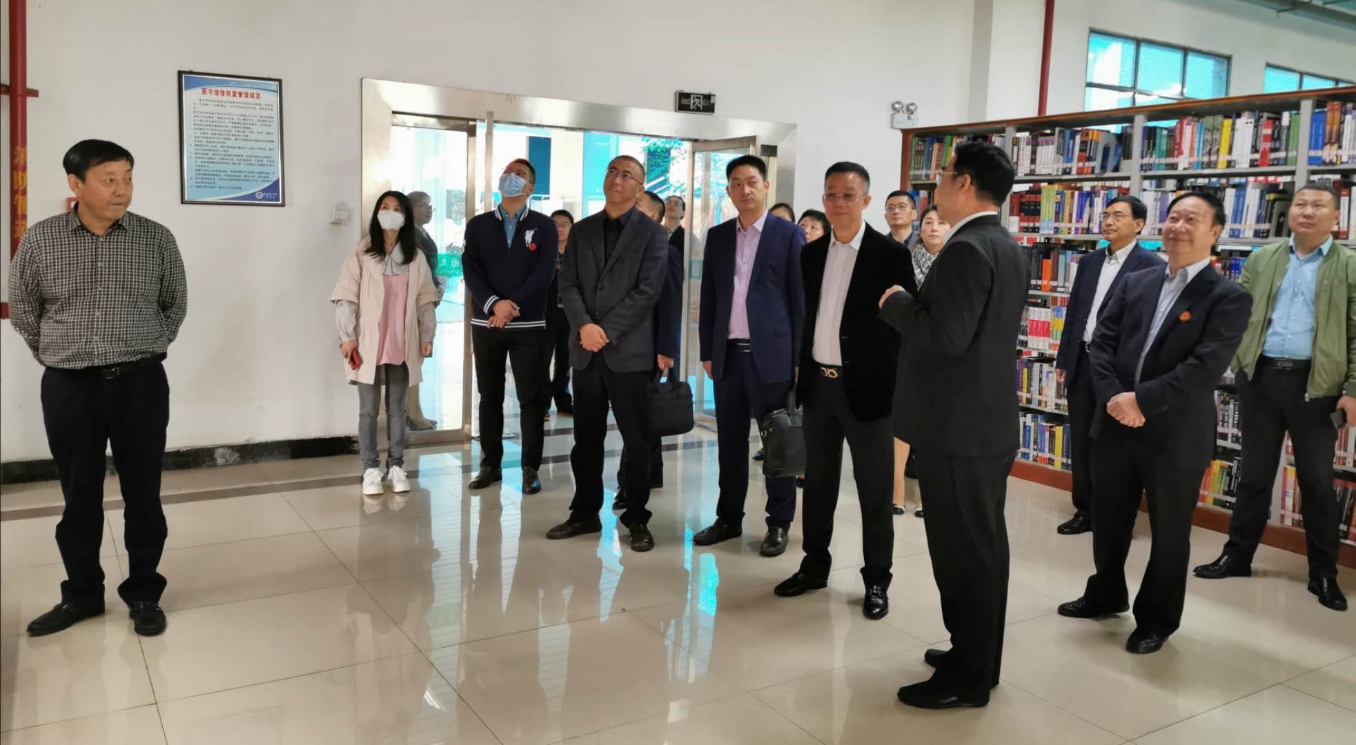 怀若渴知欲去求索，载累累硕果归己用 ——集团董事局主席袁汉源带队考察优秀兄弟院校